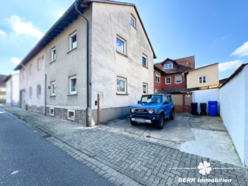 RESERVIERT BERK Immobilien – Großzügiges Zweifamilienhaus mit Garten, Hof und Doppelgarage - Hausansicht (106565)