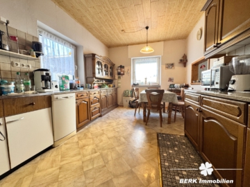 RESERVIERT BERK Immobilien – Großzügiges Zweifamilienhaus mit Garten, Hof und Doppelgarage - EG Küche (ETW 1) (106576)