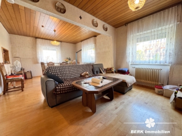 RESERVIERT BERK Immobilien – Großzügiges Zweifamilienhaus mit Garten, Hof und Doppelgarage - EG Wohn-Esszimmer (106577)