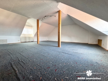 RESERVIERT BERK Immobilien – Großzügiges Zweifamilienhaus mit Garten, Hof und Doppelgarage - DG Zimmer I (ETW 2) (106573)