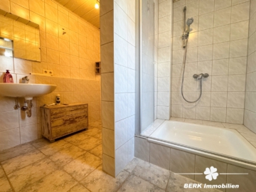 RESERVIERT BERK Immobilien – Großzügiges Zweifamilienhaus mit Garten, Hof und Doppelgarage - OG Badezimmer I (ETW 2) (106567)