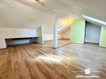 RESERVIERT BERK Immobilien – Großzügiges Zweifamilienhaus mit Garten, Hof und Doppelgarage - DG Zimmer II (ETW 2) (106574)