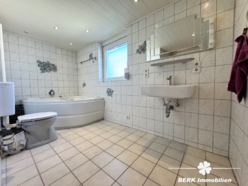RESERVIERT BERK Immobilien – Großzügiges Zweifamilienhaus mit Garten, Hof und Doppelgarage - OG Badezimmer II (ETW 2) (106569)