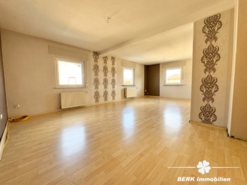 RESERVIERT BERK Immobilien – Großzügiges Zweifamilienhaus mit Garten, Hof und Doppelgarage - OG Wohn-Esszimmer (ETW 2) (106570)