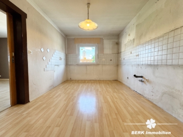 RESERVIERT BERK Immobilien – Großzügiges Zweifamilienhaus mit Garten, Hof und Doppelgarage - OG Küche (ETW 2) (106572)