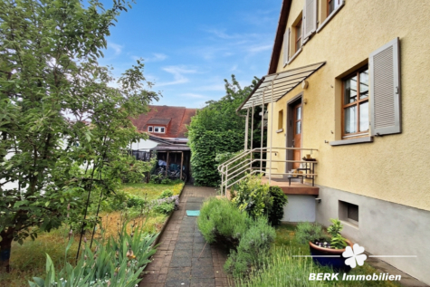 BERK Immobilien – Wohnen mit Urlaubsfeeling: Gemütliches Einfamilienhaus mit idyllischem Garten in Wörth am Main - Eingang (128508)