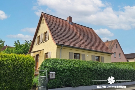 BERK Immobilien – Wohnen mit Urlaubsfeeling: Gemütliches Einfamilienhaus mit idyllischem Garten in Wörth am Main - Straßenansicht (128500)