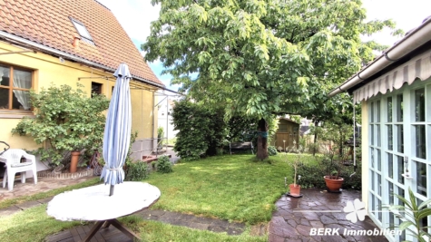 BERK Immobilien – Wohnen mit Urlaubsfeeling: Gemütliches Einfamilienhaus mit idyllischem Garten in Wörth am Main - Garten (128496)