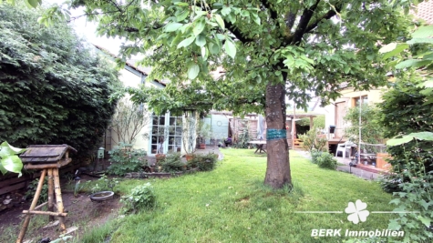 BERK Immobilien – Wohnen mit Urlaubsfeeling: Gemütliches Einfamilienhaus mit idyllischem Garten in Wörth am Main - gemütlicher Garten (128502)