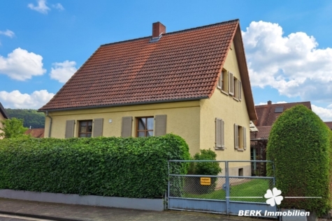BERK Immobilien – Wohnen mit Urlaubsfeeling: Gemütliches Einfamilienhaus mit idyllischem Garten in Wörth am Main - Straßenansicht (128499)