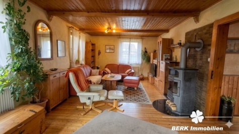 BERK Immobilien – Wohnen mit Urlaubsfeeling: Gemütliches Einfamilienhaus mit idyllischem Garten in Wörth am Main - Wohnzimmer (128503)
