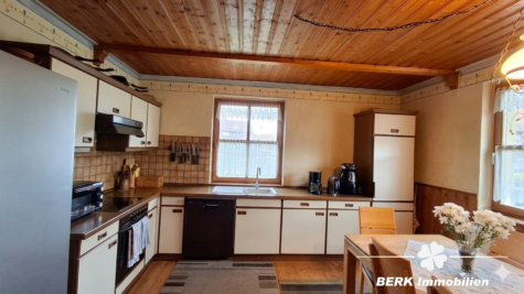 BERK Immobilien – Wohnen mit Urlaubsfeeling: Gemütliches Einfamilienhaus mit idyllischem Garten in Wörth am Main - Küche (128506)