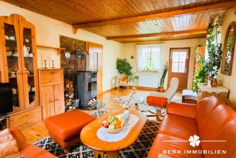 BERK Immobilien – Wohnen mit Urlaubsfeeling: Gemütliches Einfamilienhaus mit idyllischem Garten in Wörth am Main - Titelbild (128495)