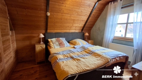 BERK Immobilien – Wohnen mit Urlaubsfeeling: Gemütliches Einfamilienhaus mit idyllischem Garten in Wörth am Main - Schlafzimmer (128505)