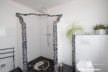 BERK Immobilien – Gepflegte 2-Zimmer-ETW mit großzügiger Terrasse, Garten und Garage in Stockstadt - Badezimmer (107129)