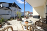 Terrasse - BERK Immobilien – Gepflegte 2-Zimmer-ETW mit großzügiger Terrasse, Garten und Garage in Stockstadt