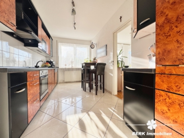 BERK Immobilien – Gepflegte 2-Zimmer-ETW mit großzügiger Terrasse, Garten und Garage in Stockstadt - Küche (107155)