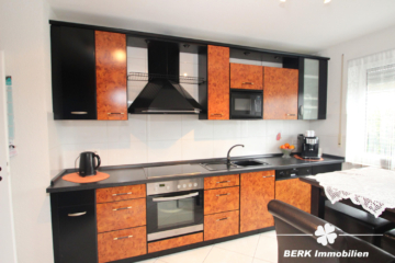 BERK Immobilien – Gepflegte 2-Zimmer-ETW mit großzügiger Terrasse, Garten und Garage in Stockstadt - Küche (107128)