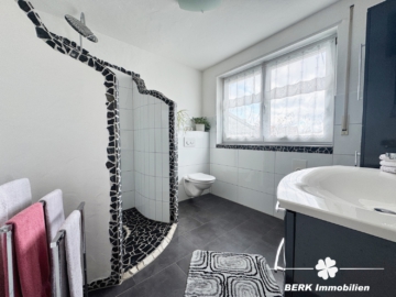 BERK Immobilien – Gepflegte 2-Zimmer-ETW mit großzügiger Terrasse, Garten und Garage in Stockstadt - Badezimmer (107156)
