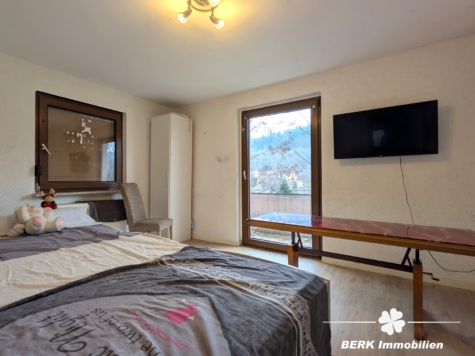 BERK Immobilien – Zweifamilienhaus mit attraktiver Rendite & Entwicklungspotenzial in Heigenbrücken - Schlafzimmer EG (116115)