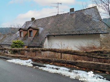 BERK Immobilien – Zweifamilienhaus mit attraktiver Rendite & Entwicklungspotenzial in Heigenbrücken - Außenansicht (111578)