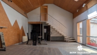 Wohnzimmer - BERK Immobilien – Wohnen mit Potenzial: Unkonventionelle Immobilie in Hausen