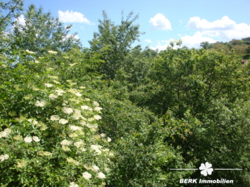 BERK Immobilien – Vielfältig bebaubares Grundstück in ruhiger Lage - Seitenansicht (104230)