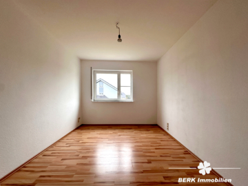 BERK Immobilien – Etagenwohnung in Karlstein mit eigenem Kellerabteil und zwei Stellplätzen - Zimmer 1 (112078)