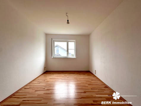 BERK Immobilien – Etagenwohnung in Karlstein mit eigenem Kellerabteil und zwei Stellplätzen - Zimmer 1 (118161)