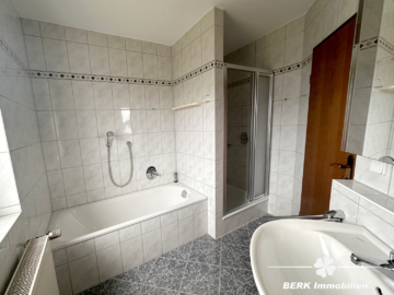 BERK Immobilien – Etagenwohnung in Karlstein mit eigenem Kellerabteil und zwei Stellplätzen - Bad (112074)