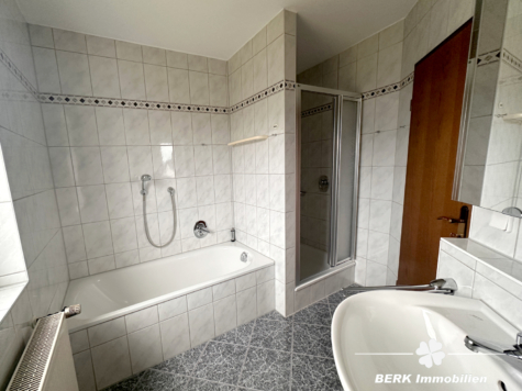 BERK Immobilien – Etagenwohnung in Karlstein mit eigenem Kellerabteil und zwei Stellplätzen - Bad (118157)
