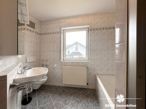 BERK Immobilien – Etagenwohnung in Karlstein mit eigenem Kellerabteil und zwei Stellplätzen - Bad (118156)