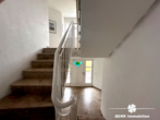 Treppenhaus - BERK Immobilien – Etagenwohnung in Karlstein mit eigenem Kellerabteil und zwei Stellplätzen
