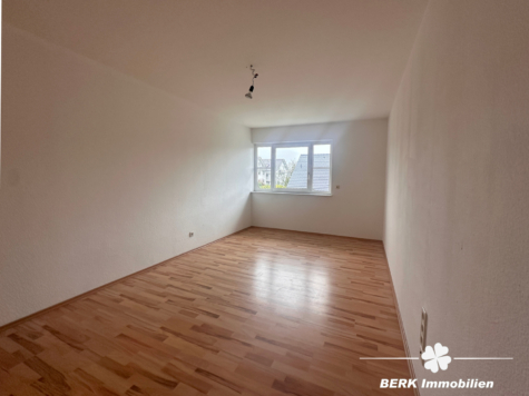 BERK Immobilien – Etagenwohnung in Karlstein mit eigenem Kellerabteil und zwei Stellplätzen - Zimmer 2 (118163)