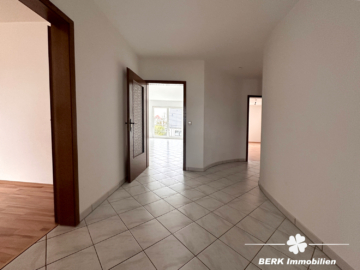 BERK Immobilien – Etagenwohnung in Karlstein mit eigenem Kellerabteil und zwei Stellplätzen - Flur (112072)