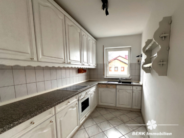BERK Immobilien – Etagenwohnung in Karlstein mit eigenem Kellerabteil und zwei Stellplätzen - Küche (112075)
