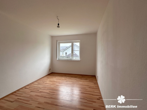 BERK Immobilien – Etagenwohnung in Karlstein mit eigenem Kellerabteil und zwei Stellplätzen - Zimmer 1 (118162)