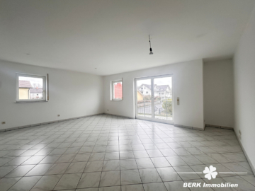 BERK Immobilien – Etagenwohnung in Karlstein mit eigenem Kellerabteil und zwei Stellplätzen - Wohnzimmer (112076)