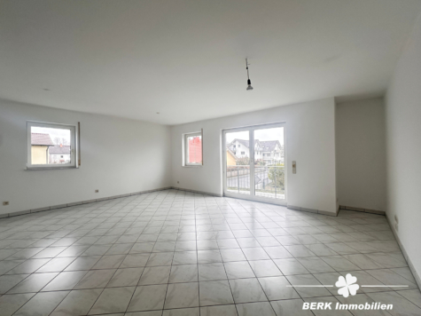 BERK Immobilien – Etagenwohnung in Karlstein mit eigenem Kellerabteil und zwei Stellplätzen - Wohnzimmer (118159)