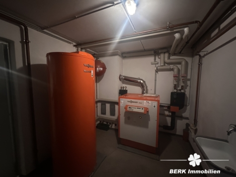 BERK Immobilien – Etagenwohnung in Karlstein mit eigenem Kellerabteil und zwei Stellplätzen - Heizung (118168)