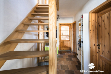 BERK Immobilien – charmantes & liebevoll renoviertes EFH zentral in Johannesberg - Treppenhaus (106836)