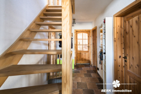 *VERKAUFT* BERK Immobilien – charmantes & liebevoll renoviertes EFH zentral in Johannesberg - Treppenhaus (115339)