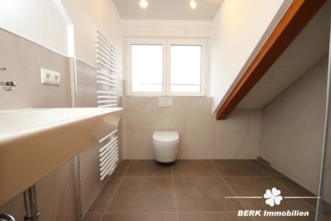 BERK Immobilien – Stilvolle DG-Wohnung für Singles & Paare im Erstbezug am Ortsrand - Badezimmer (125351)