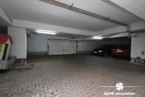 BERK Immobilien – Stilvolle DG-Wohnung für Singles & Paare im Erstbezug am Ortsrand - Tiefgaragenstellplatz (125352)
