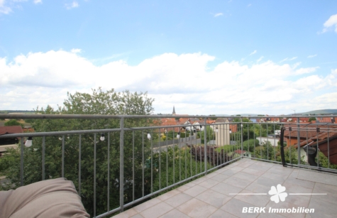 BERK Immobilien – Stilvolle DG-Wohnung für Singles & Paare im Erstbezug am Ortsrand - Ausblick (125343)
