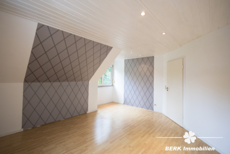 BERK IMMOBILIEN – Wohnkomfort auf zwei Ebenen: 5-Zimmer-Maisonettewohnung in Schaafheim-Radheim - Schlafzimmer (119269)