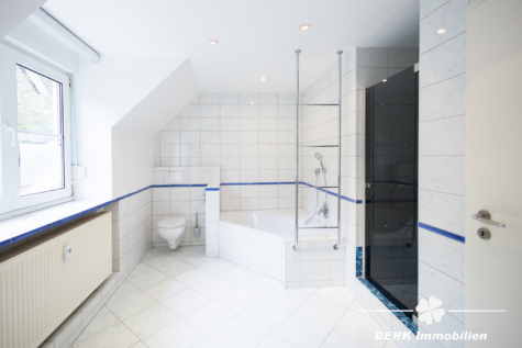 BERK IMMOBILIEN – Wohnkomfort auf zwei Ebenen: 5-Zimmer-Maisonettewohnung in Schaafheim-Radheim - Badezimmer (119270)