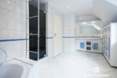 Badezimmer - BERK IMMOBILIEN – Wohnkomfort auf zwei Ebenen: 5-Zimmer-Maisonettewohnung in Schaafheim-Radheim
