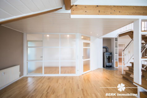 BERK IMMOBILIEN – Wohnkomfort auf zwei Ebenen: 5-Zimmer-Maisonettewohnung in Schaafheim-Radheim - Wohnbereich (119274)