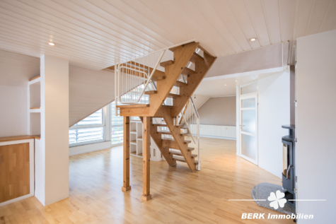 BERK IMMOBILIEN – Wohnkomfort auf zwei Ebenen: 5-Zimmer-Maisonettewohnung in Schaafheim-Radheim - Treppenaufgang (119278)
